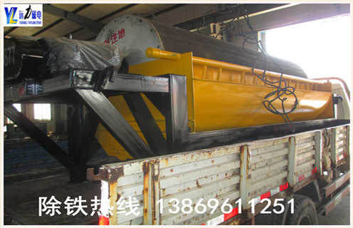 抛丸机永磁筒式磁选机工作原理：  　　经原料矿石筛选后由进料器从干式磁选机的顶部,通过料斗连接,在流动到顶部的辊子松动,状态下降时,铁磁性材料通过重力和磁力,快速落在滚筒上,并吸附在滚筒表面.  　　非磁性有色金属材料在重力作用下落在磁性材料的外面.这些材料随着筒体的旋转,非磁性材料在重力作用下从气缸下落,在滑槽中.含铁磁性材料吸附在圆筒的表面上并继续旋转,直到其不具有磁力.材料从带式输送机排出,并最终分成含铁材料和无铁材料.  　　3.抛丸机永磁筒磁选机实验  　　潍坊华体会手机网页版-华体会(中国)
配备各类选矿实验的磁选设备,型号齐全,优质低价,可定制,并且公司成立了大型选矿实验室,可以普通的金属矿物和非金属矿物加工在机器上和实验室为客户分析其成份,并为客户推荐客户使用相关型号.