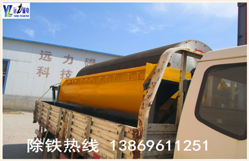 小型磁选机设备适用于湿式磁选工艺,是磁选试验常用设备.华体会手机网页版-华体会(中国)
生产的小型磁选机设备磁场强度9000-10000GS,适用于赤铁矿.褐铁矿.镜铁矿.锰矿.镍矿.钛铁矿等弱磁性矿物的湿式磁选作业. 1.小型磁选机的工作原理 是矿浆经给矿箱流入槽体后,在给矿喷水管的水流作用下,矿粒呈松散状态进入槽体的给矿区.在磁场的作用,磁性矿粒发生磁聚而形成“磁团”或“磁链”,“磁团”或“磁链”在矿浆中受磁力作用,向磁极运动,而被吸附在圆筒上.由于磁极的极性沿圆筒旋转方向是交替排列的,并且在工作时固定不动,“磁团”或“磁链”在随圆筒旋转时,由于磁极交替而产生磁搅拌现象,被夹杂在“磁团”或“磁链”中的脉石等非磁性矿物在翻动中脱落下来,最终被吸在圆筒表面的“磁团”或“磁莲”即是精矿.精矿随圆筒转到磁系边缘磁力最弱处,在卸矿水管喷出的冲洗水流作用下被卸到精矿槽中.非磁性或弱磁性矿物被留在矿浆中随矿浆排出槽外,即是尾矿.